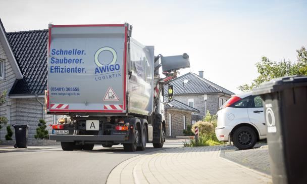 Ein Müllfahrzeug leert Mülltonnen