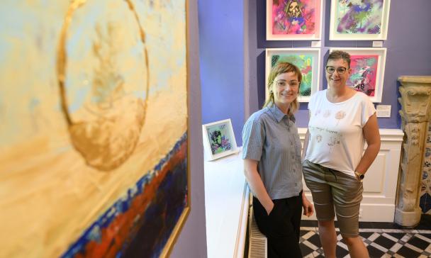 Zwei Personen in einem Ausstellungsraum