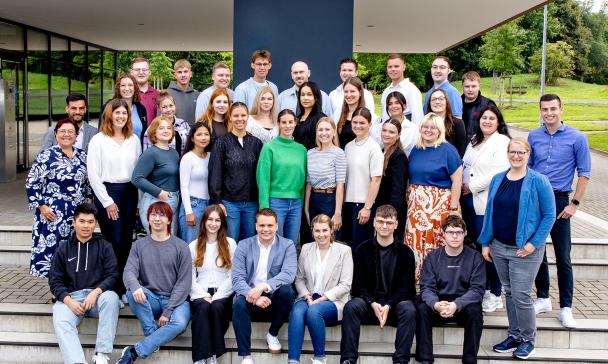 Gruppenfoto mit neuen Nachwuchskräften