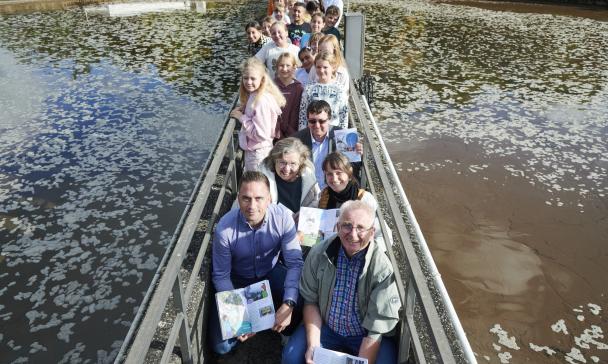 Schulklasse in einem Boot