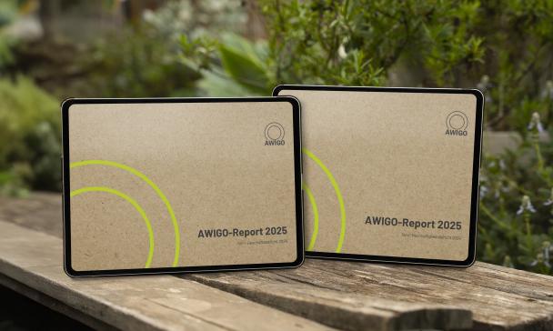 Zwei Tablet-Computer auf einem Holztisch im Freien
