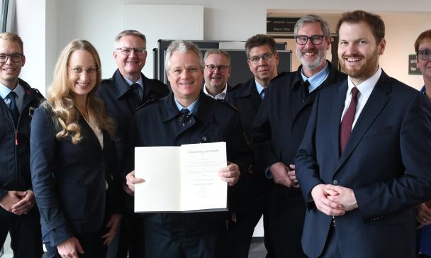 Personengruppe steht in einem Gebäudeflur
