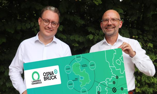 Zwei Personen mit einem Plakat in den Händen