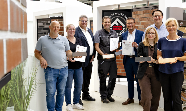 Personengruppe steht ein einem Ausstellungsraum