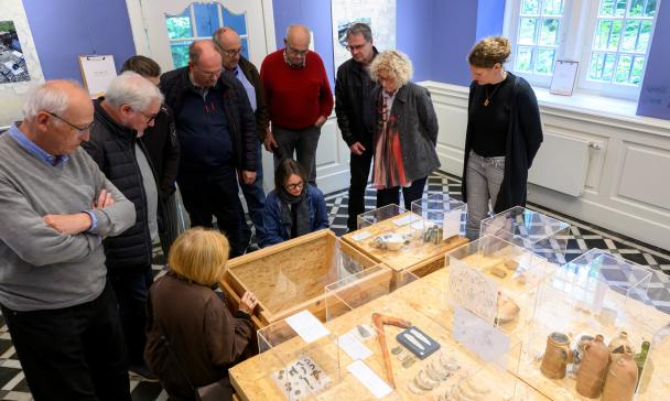 Personengruppe betrachtet Ausstellungsstücke.