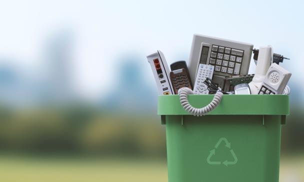 Abfalltonne mit Elektroschrott