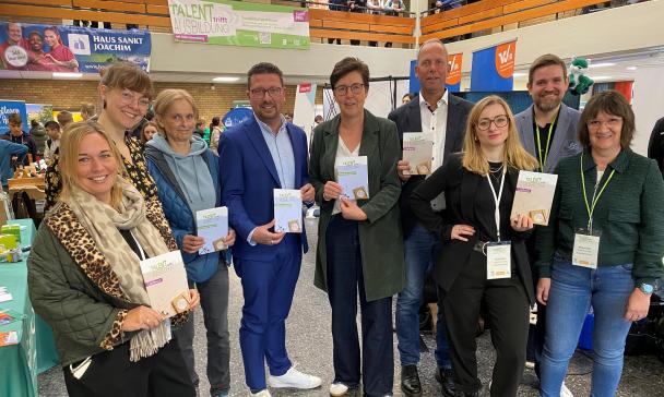 Gruppe von Personen im Halbkreis