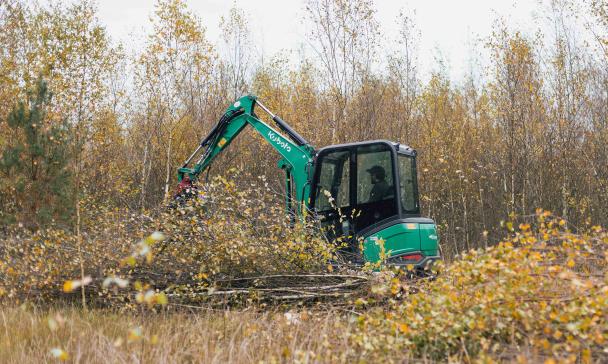 Minibagger auf einer Lichtung