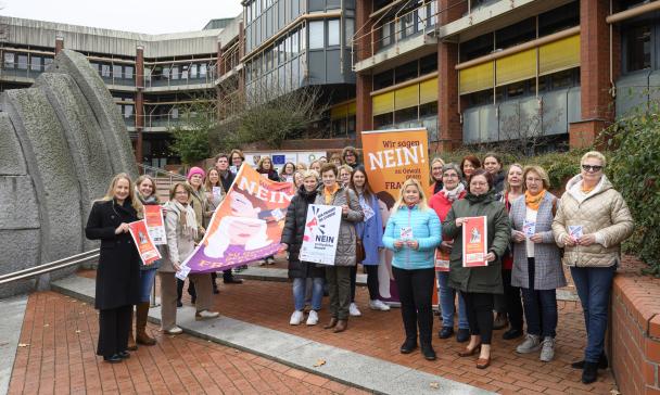 Gruppe von Frauen vor dem Kreishaus
