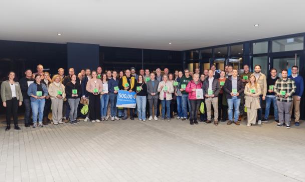 Große Gruppe von Personen in einem Raum