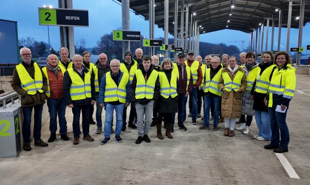 Personengruppe auf einem Recyclinghof