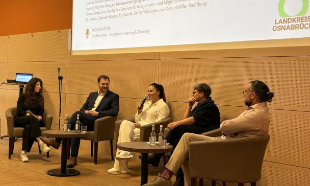 4 Personen auf Podium