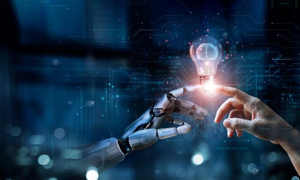 Finger einer menschlichen und einer Roboterhand berühren sich