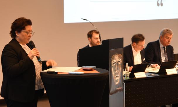 Bärbel Rosensträter am Stehpult