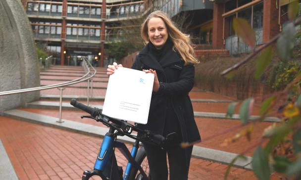 Landrätin Anna Kebschul auf Fahrrad