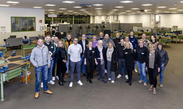 Personengruppe in einer Werkhalle