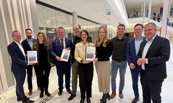 Gruppe von Personen in einem Nds. Ministerium