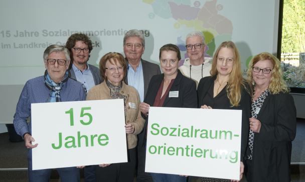 Gruppe von Personen mit Plakat