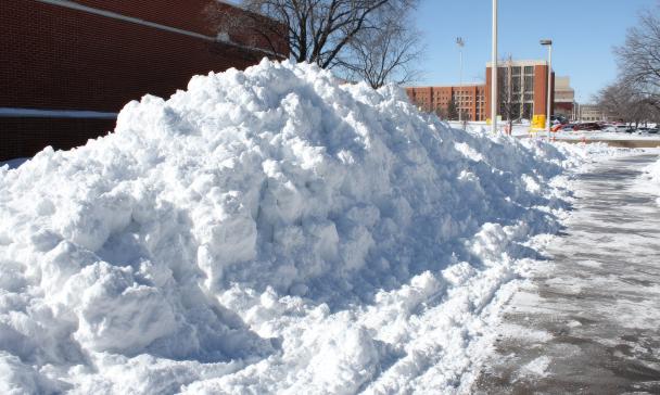 Schnee am Straßenrand