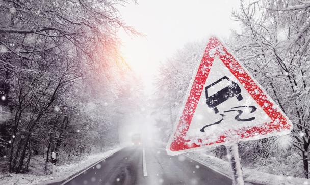 Straßenschild Eisglätte