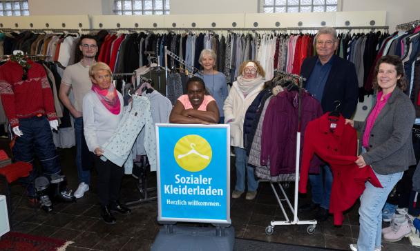 Gruppe vonPersonen in einem Laden