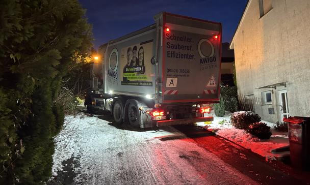 Müllfahrzeug im Schnee