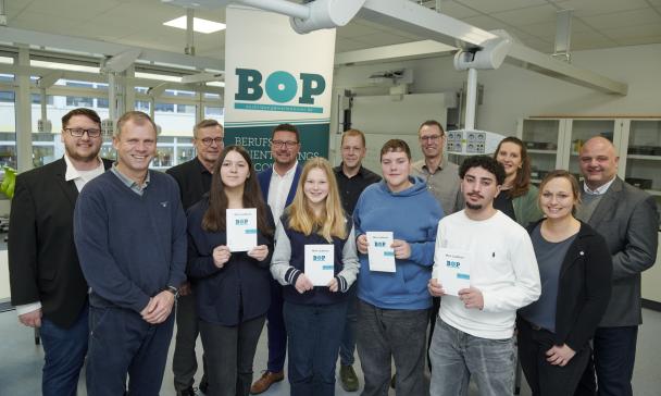 Gruppe von Schülern in Aula