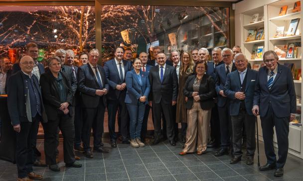 Eine Personengruppe steht in einem Foyer.
