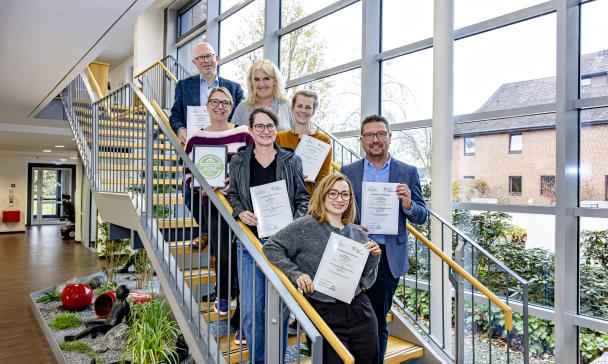 Gruppe von Personen im Foyer einer Grundschule
