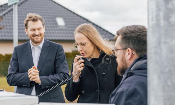 Drei Personen an einer Sirene
