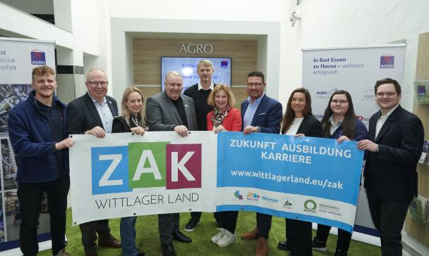 Gruppe von Personen mit Plakat