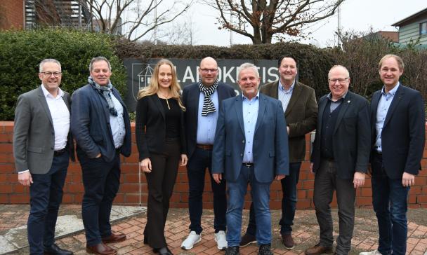 Gruppe von Personen vor Kreishaus