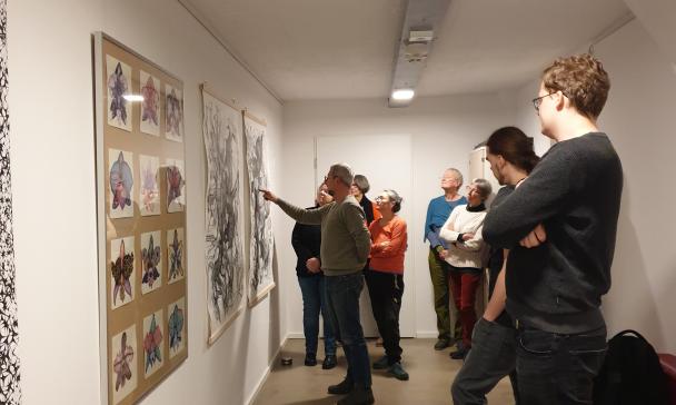 Personen in einer Bilderausstellung