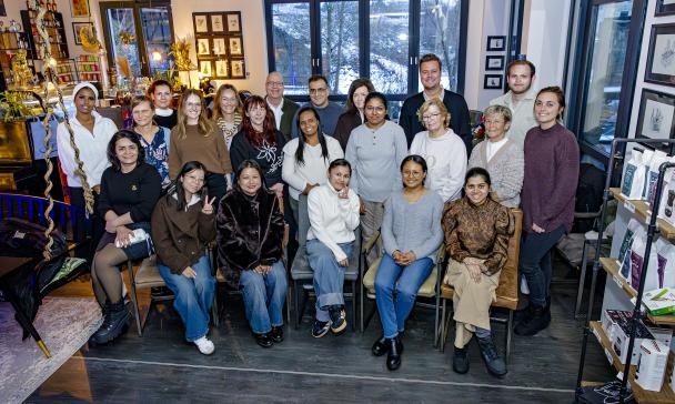 Gruppe von Personen in einem Raum