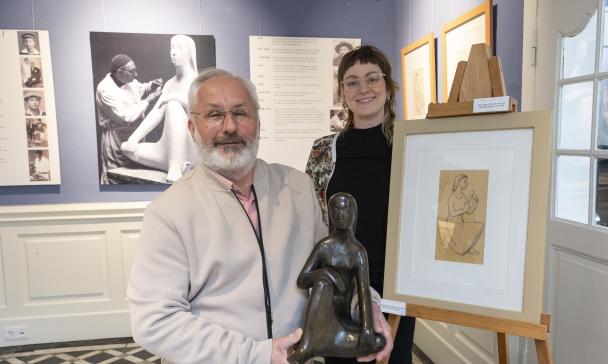 Zwei Personen in einem Ausstellungsraum