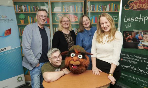 Fünf Personen und eine Handpuppe