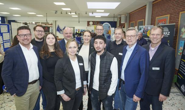 Personengruppe in einer Ausstellungshalle