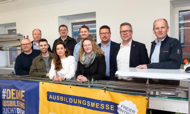 Personengruppe in einer Werkhalle