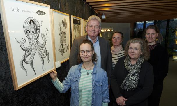 Fünf Personen in einer Grafikausstellung