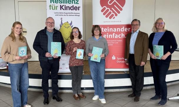 Sechs Personen stehen vor zwei Rollup Postern.