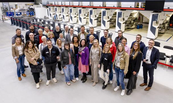 Personengruppe steht in einer Werkhalle