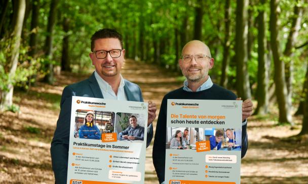 2 Personen mit Plakat