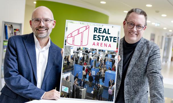 2 Personen vor Plakat