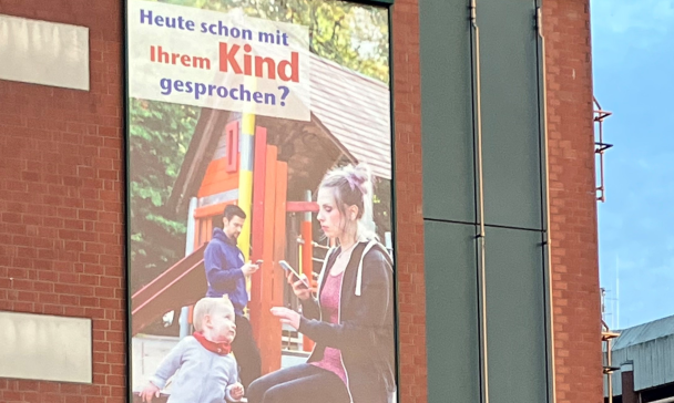 Plakat an einem Gebäude