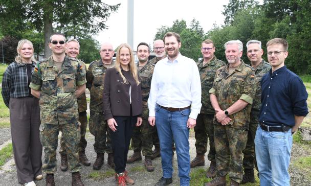 Personengruppe (Zivilisten und Uniformierte)