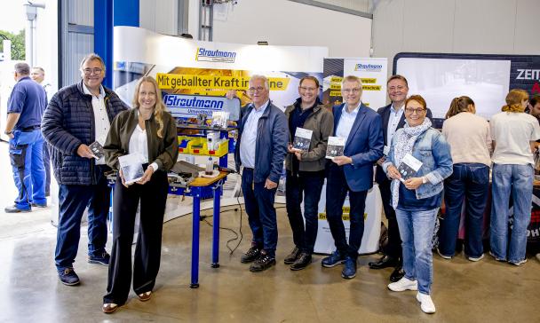 Personengruppe in einer Werkhalle
