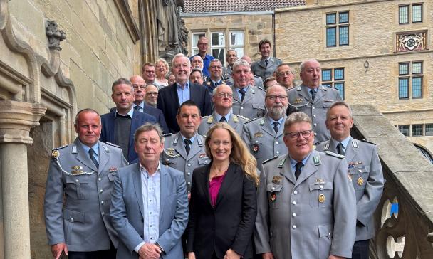 Personengruppe auf der Freitreppe historischen Gebäudes