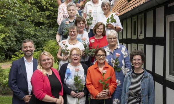 Personengruppe auf einer Freitreppe