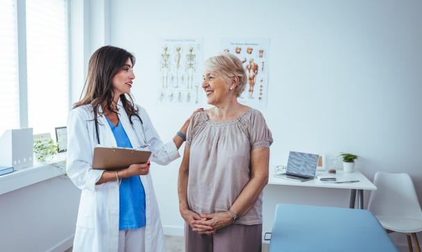 Ärztin und Patientin im Behandlungszimmer