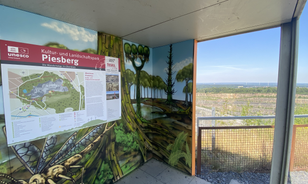 Schutzhütte auf einem Berg mi Blick ins Land